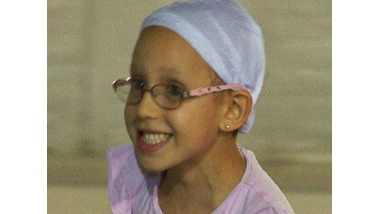 Renata, de 6 años, sufre cáncer en los ojos y necesita ayuda