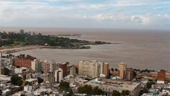 Foto: canal 10. Vista aérea de la zona del Parque Rodó, en Montevideo, sobre la hora 9:00 de este martes.