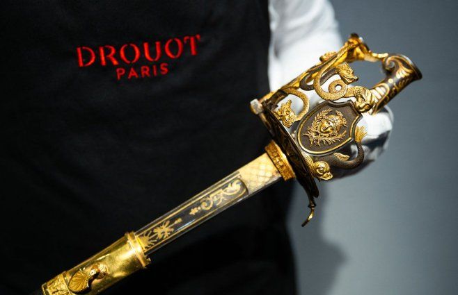 El sable de Napoleón subastado en París. Foto: AFP.