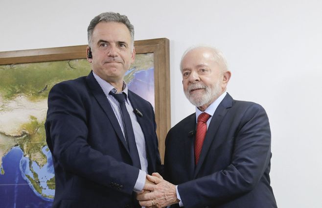 Yamandú Orsi con el presidente Lula Da Silva, en Brasilia, la semana pasada. Foto: AFP