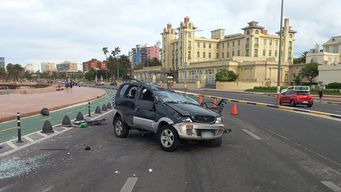 grave accidente en la rambla: dos lesionados tras cruzar desde sarmiento hasta la ciclovia y dar varias vueltas