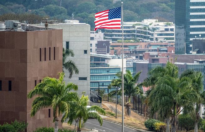 bandera-eeuu-embajada-venezuela-caracas-afp