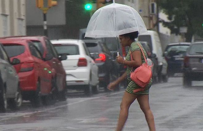 mujer-paraguas-verano-lluvia.jpg