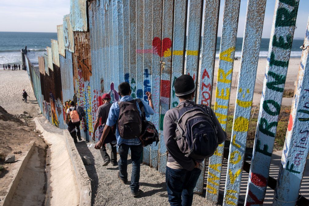 Éstos son los primeros en llegar a la playa de Tijuana, en el límite de la frontera con Estados Unidos.