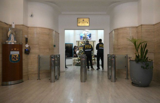 Por orden de la Justicia de Argentina, la Policía allana las oficinas de la AFA. Foto: AFP