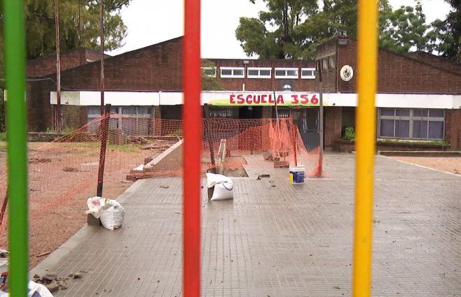 Foto: Subrayado. Fachada de la escuela 356 del Cerro, en Montevideo.