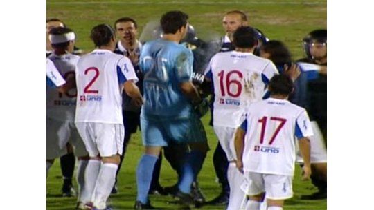Policía demanda a Bava por la agresión en el clásico de verano