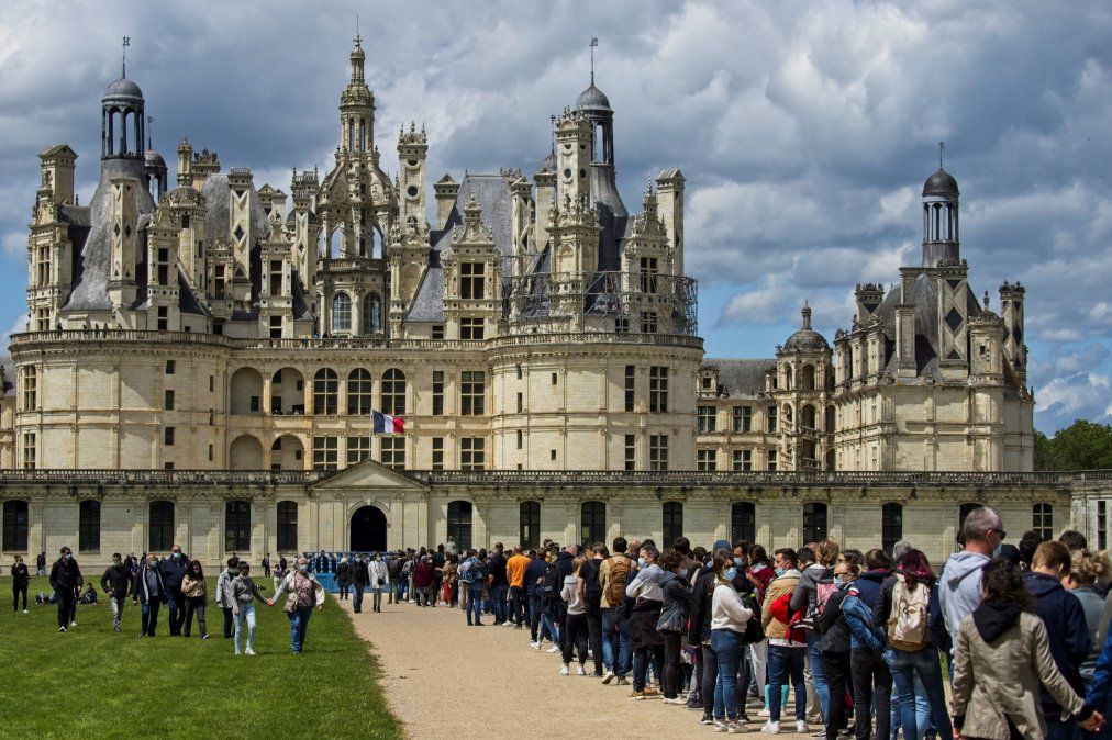 Los visitantes hacen cola fuera del castillo de Chambord, el 23 de mayo de 2021, en Chambord, en el centro de Francia que suaviza las medidas anti Covid-19