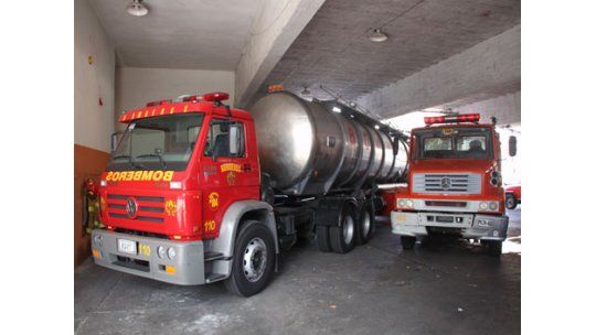 Bomberos logran controlar fuego en un estacionamiento de Carrasco