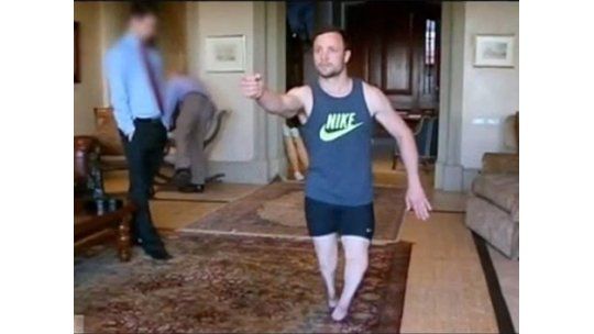 Video exhibe a Pistorius sin prótesis en reconstrucción de crimen