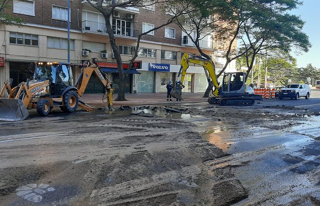Caño-roto-avenida-Libertador-foto-Pelu-Auyanet-palacio.jpg