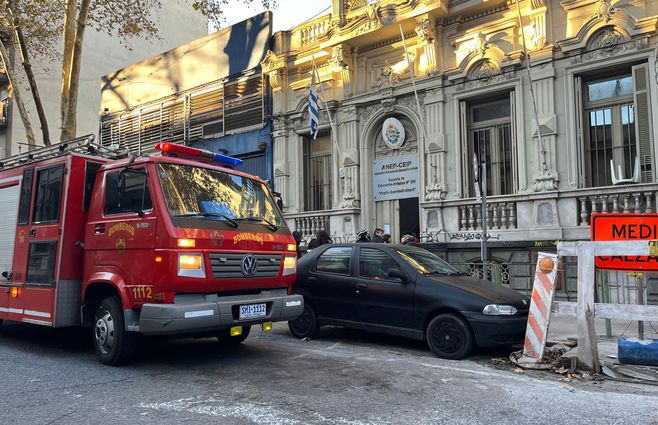 Foto: Nahuel Marichal, Subrayado. La escuela evacuada sobre la calle Canelones.