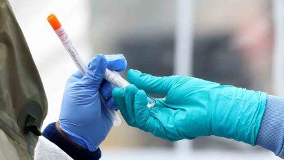 covid en uruguay: 2.069 casos nuevos, 32 fallecidos y 23.488 activos