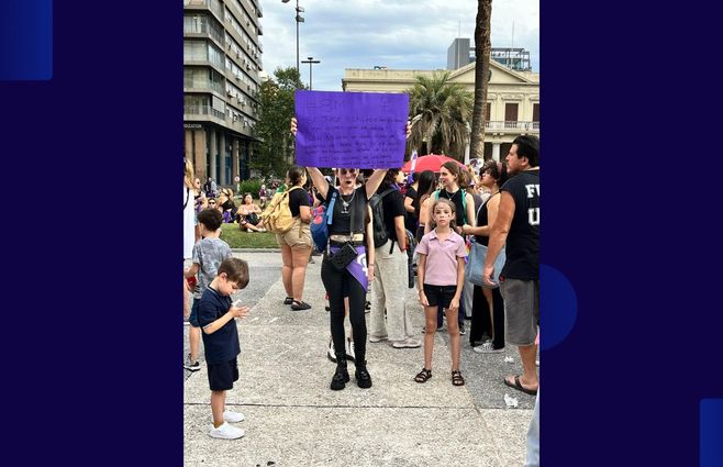 Mujeres con sus carteles comenzaron a concentrarse en la Plaza Independencia sobre las 17:00 horas. Foto: Lorena Bomio. 