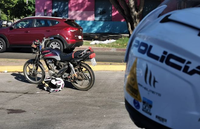 Ómnibus de COME chocó con una moto. Foto: Miguel Chagas 