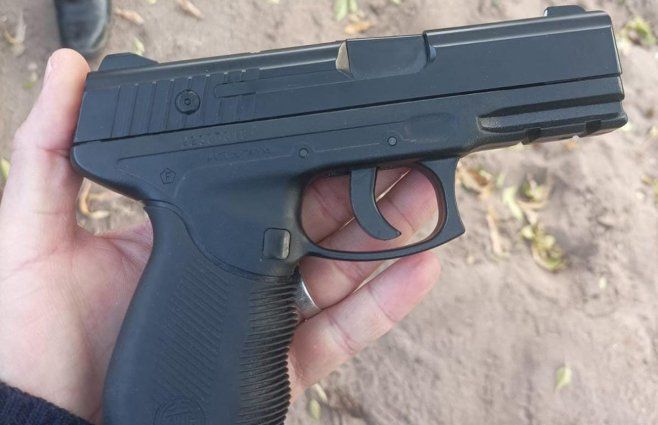 El arma de aire comprimido incautado en la casa del menor al que intentaron balear.