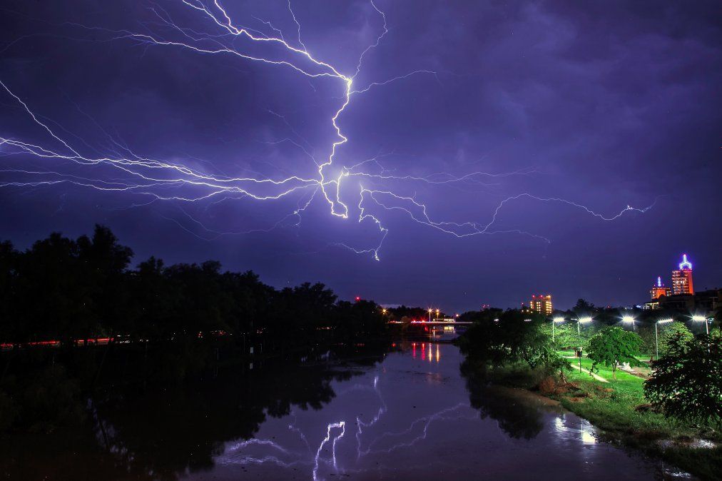 Un relámpago ilumina Culiacan, en el estado de Sinaloa en México