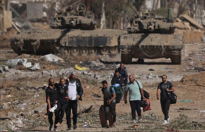 Palestinos en Gaza, con tanques del ejército de Israel. Foto: AFP, 24 de noviembre.