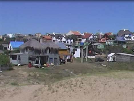 Tensión en Punta del Diablo por demolición de 70 viviendas