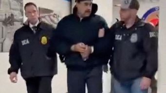 difunden primer video de maduro bajando del avion en la base aerea e ingresando esposado en instalacion de la dea