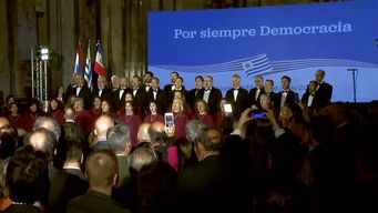 el coro nacional del sodre entono el himno nacional en el salon de los pasos perdidos