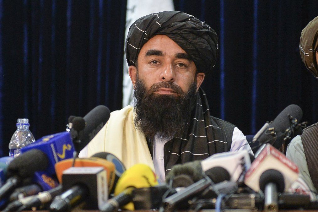 El portavoz de los talibanes, Zabihullah Mujahid, en la primera conferencia de prensa en Kabul el 17 de agosto de 2021 después de la toma de posesión de Afganistán por los talibanes.