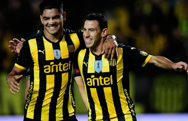 Maxi Rodríguez festeja su gol junto a El Toro Fernández. Peñarol parecía que iba a arrollar a Rampla, pero no fue así.&nbsp;