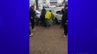 denuncian que dos futbolistas de cerrito lesionados esperaron ambulancia en camillas sobre bancos de una plaza