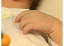 Bebé tirada de un auto se integró a su familia adoptiva