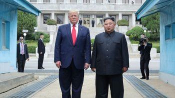 El presidente de Estados Unidos, Donald Trump, y el líder norcoreano Kim Jong Un, durante su último encuentro, el 30 de junio de 2019 en la Zona Desmilitarizada que divide la península coreana