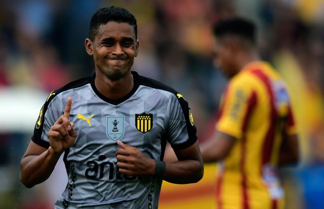 Fidel Martínez festejo gol Peñarol Progreso Apertura 2018.jpg