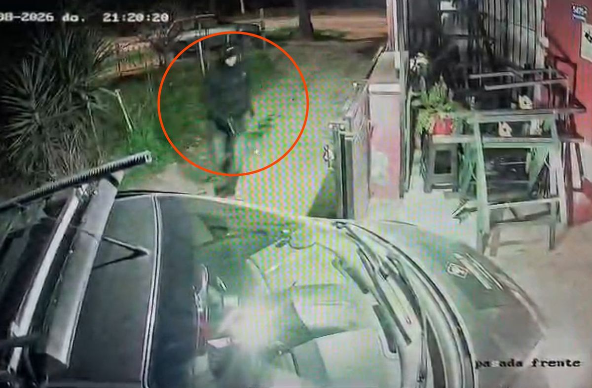 Delincuente le apuntó con un arma a un hombre y le robó el auto en la puerta de su casa en Manga