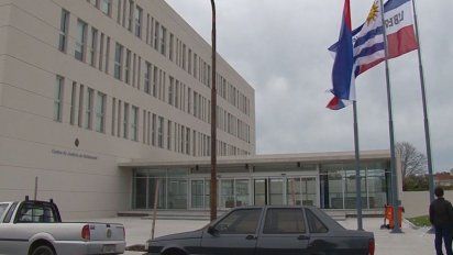 argentino de 41 anos imputado por desacato y violencia privada tras incumplir cuarentena