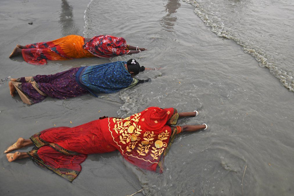 Los peregrinos hindúes ofrecen oraciones en la confluencia del Ganges y la Bahía de Bengala durante el Gangasagar Mela con motivo de Makar Sankranti, un día considerado de gran importancia religiosa en la mitología hindú. 