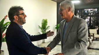 Foto: Miguel Díaz-Canel en X. El presidente de Cuba y Fernando Pereira se dan la mano este viernes.