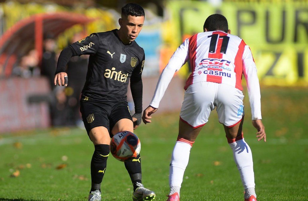 Foto: FocoUy. Leonardo Fernández (Peñarol) y Juan Cruz de los Santos (River Plate).