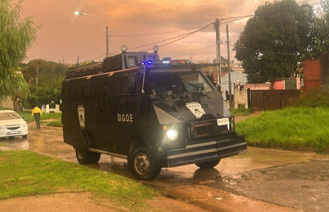 Allanamientos en la Cruz de Carrasco. Foto: Guillermo Lorenzo. 