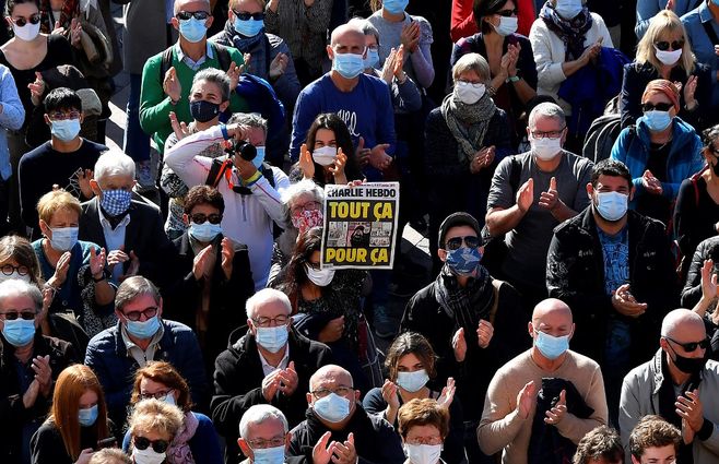 Miles de personas se manifestaron en Par&iacute;s y otras ciudades francesas. En la imagen tomada en&nbsp;la Place du Capitole de Toulouse el 18 de octubre de 2020 se ve una portada del semanario sat&iacute;rico franc&eacute;s Charlie Hebdo con la leyenda:&nbsp; Todo esto, solo por eso. Siguen los homenajes al profesor de historia Samuel Paty dos d&iacute;as despu&eacute;s de su decapitaci&oacute;n. por un atacante que fue asesinado a tiros por polic&iacute;as.