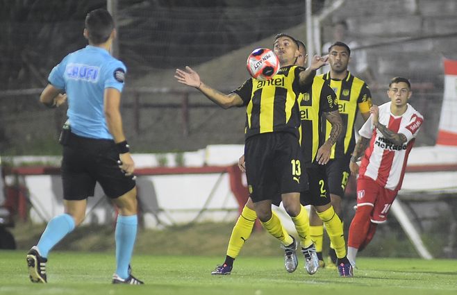 Peñarol y River Plate se enfrentan en el Parque Saroldi por el Torneo Apertura. Foto: Foco UY