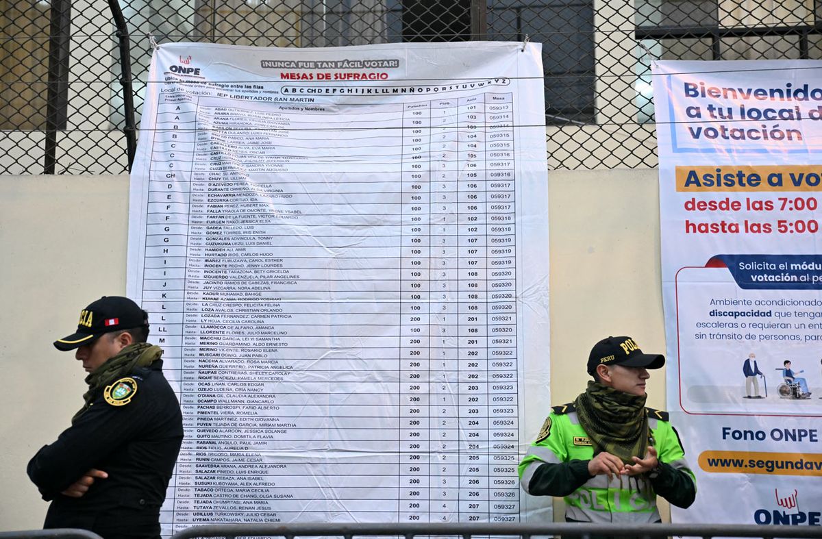 Este domingo: Perú elige en reñido balotaje a su noveno presidente en 10 años