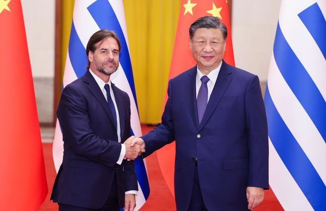 Lacalle Pou con Xi Jinping. Foto: Hua Chunying en X (asistente del MRREE de China).