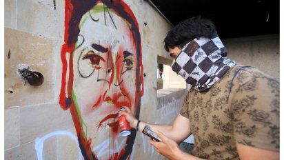 Un artista bogotano pinta un retrato de Javier Ord&oacute;&ntilde;ez. Su rostro es el emblema contra el abuso policial. Su muerte provoc&oacute; una ola de indignaci&oacute;n en el pa&iacute;s