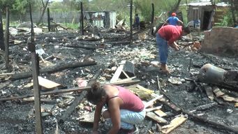 delincuentes prendieron fuego un comercio y dejaron sin casa a una familia vecina