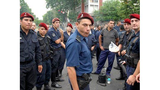 Argentina celebra 30 años de democracia y sufre huelga policial