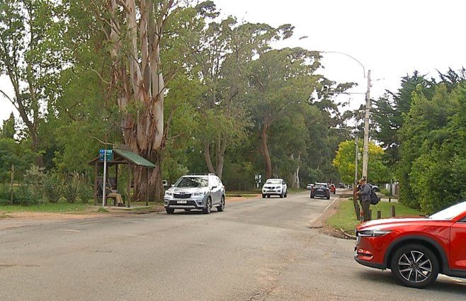 Foto: Subrayado. Avenida Rivera esquina Alfonso Espínola, en Carrasco, Montevideo.