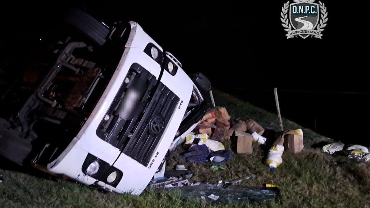 Despiste y vuelco de un camión en ruta 3 de San José con dos lesionados ...