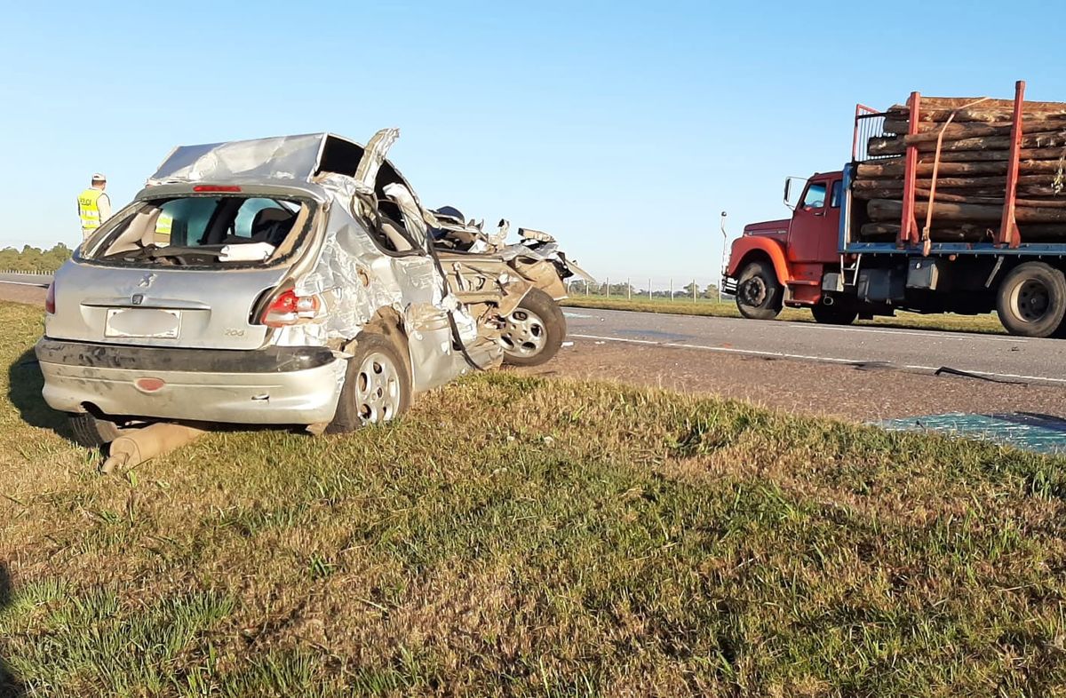 Foto: Subrayado. El auto quedó al costado de la banquina, por fuera de la ruta.