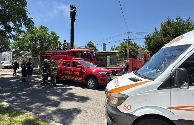 Foto: Subrayado. Incendio en predio de una casa en La Teja, Montevideo.