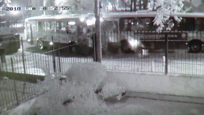 una camara de seguridad capto el momento del choque frontal entre dos omnibus