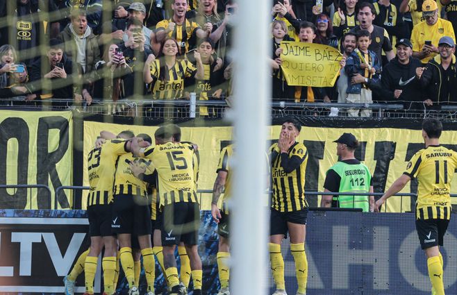 peñarol festeja foco uy.jpeg